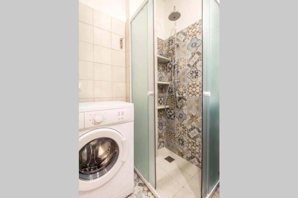 Neoclassical Flat With 2 Bedrooms In بيرايوس المظهر الخارجي الصورة