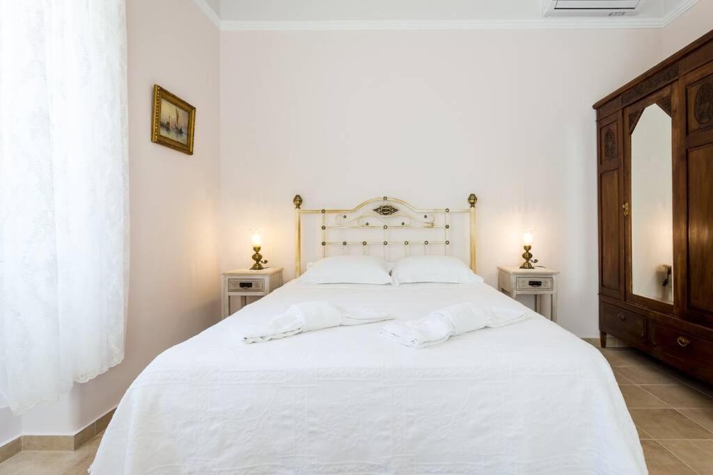 Neoclassical Flat With 2 Bedrooms In بيرايوس المظهر الخارجي الصورة