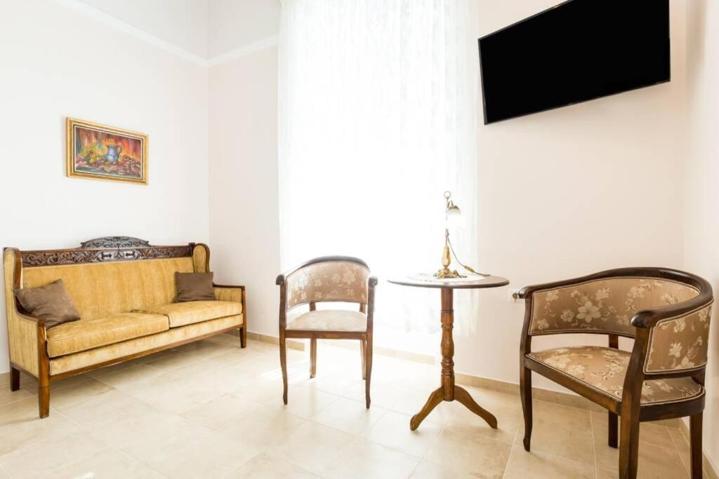 Neoclassical Flat With 2 Bedrooms In بيرايوس المظهر الخارجي الصورة