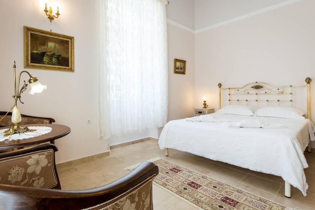 Neoclassical Flat With 2 Bedrooms In بيرايوس المظهر الخارجي الصورة