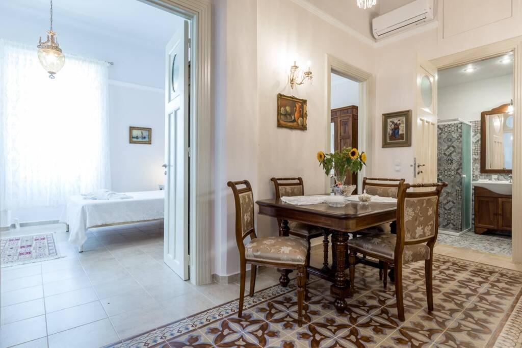 Neoclassical Flat With 2 Bedrooms In بيرايوس المظهر الخارجي الصورة