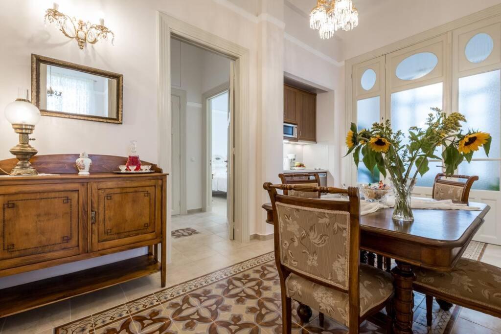 Neoclassical Flat With 2 Bedrooms In بيرايوس المظهر الخارجي الصورة