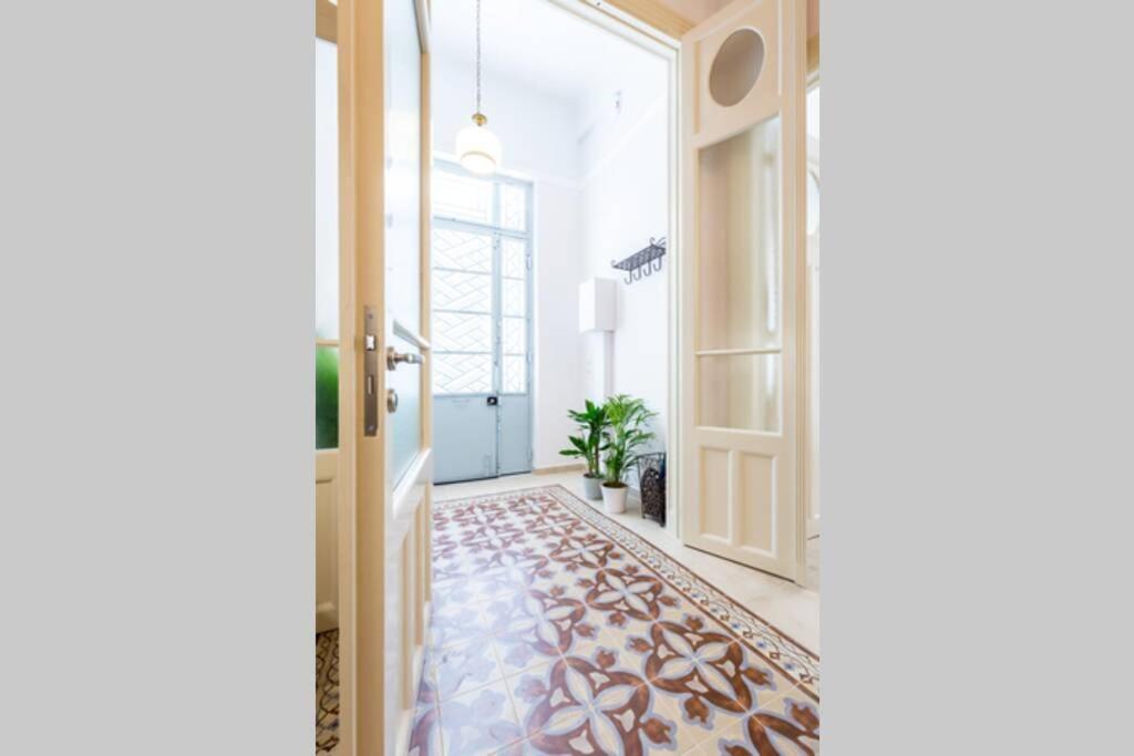 Neoclassical Flat With 2 Bedrooms In بيرايوس المظهر الخارجي الصورة