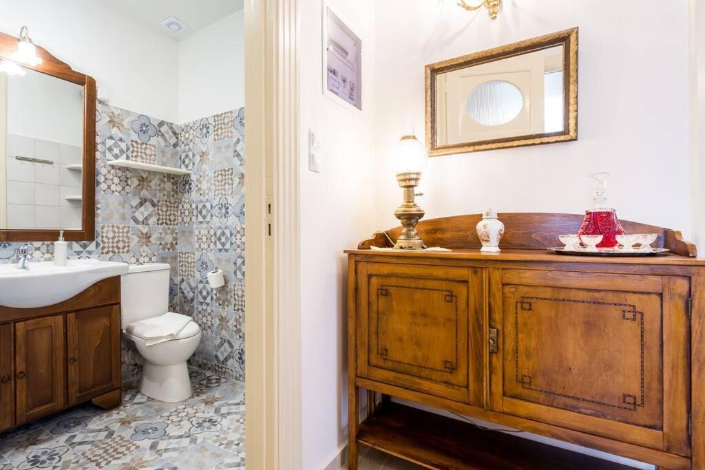 Neoclassical Flat With 2 Bedrooms In بيرايوس المظهر الخارجي الصورة
