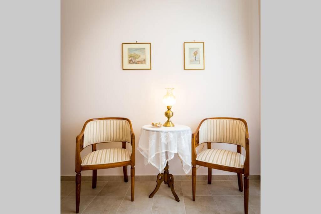 Neoclassical Flat With 2 Bedrooms In بيرايوس المظهر الخارجي الصورة