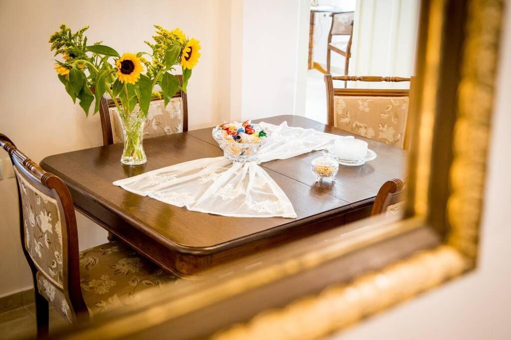 Neoclassical Flat With 2 Bedrooms In بيرايوس المظهر الخارجي الصورة