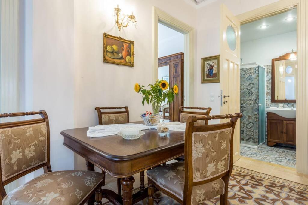 Neoclassical Flat With 2 Bedrooms In بيرايوس المظهر الخارجي الصورة