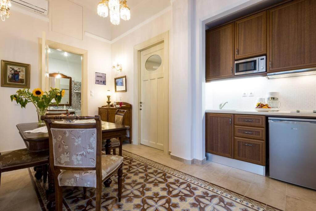 Neoclassical Flat With 2 Bedrooms In بيرايوس المظهر الخارجي الصورة